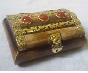 Boîte à bijoux en résine faite à la main avec incrustation rouge et motif floral doré, étui de rangement décoratif d'art populaire - Product Image 3