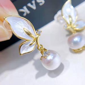 Boucles d'oreilles pendantes en perles d'eau douce Ji Jin, style palais chinois rétro avec papillon et queue de poisson, design simple, élégant et ludique - Product Image 4