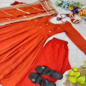 Vestido Anarkali de Seda Chinon VASTRA COTTAGE con Bordado Pesado y Lentejuelas, Forro de Algodón y Dupatta de Encaje con Conjunto de Parte Inferior - Product Image 5