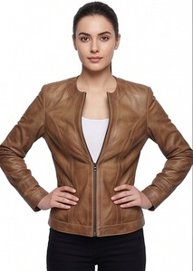 Chaqueta de cuero marrón para mujer al por mayor, sin cuello, cuello redondo, estilo motero, personalizada, desgastada, ajustada, proveedor de prendas de abrigo. - Product Image 4