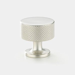 Bouton de meuble cylindrique moleté en laiton doré brossé, texture diamant, finition métallique moderne et durable, pour armoires de cuisine de luxe - Product Image 2
