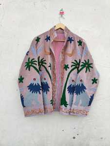 Chef-d'œuvre de la tradition et de l'élégance : Veste en velours brodée, manteau d'art populaire à motif de loup, pièce d'exception d'inspiration vintage époustouflante - Product Image 3