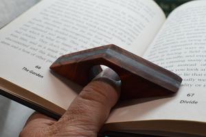 Support de livre en bois personnalisé fait main, porte-page léger en bois, accessoire de lecture pour lecteurs - Product Image 3
