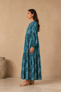 Vestido maxi bohemio estampado en verde azulado para mujer, con manga larga tipo linterna, cintura imperio, borlas y corte casual en A. - Product Image 2