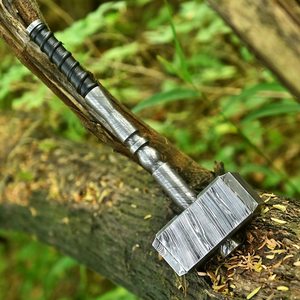 Martillo Vikingo Hecho a Mano THEWIZ CRAFTS, Símbolo Valknut, Mango Tallado con Odin, Personalizado, Acero Forjado de Grado Industrial 18, Antideslizante - Product Image 1