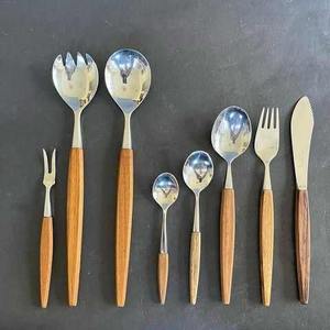 Ensemble de couverts modernes en acier inoxydable avec manche en bois, finition mate, pour hôtel, restaurant et maison - Product Image 1