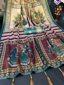 Un magnifique mélange de panneaux violet royal profond et de beige naturel, accentués par des nuances de vert sarcelle. - Product Image 4