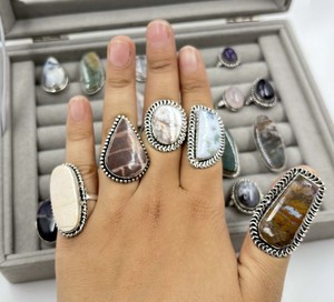 Venta al por Mayor de Fábrica: Lote Mixto de Anillos Unisex Modernos Chapados en Plata 925 con Piedras Preciosas Naturales - Product Image 4