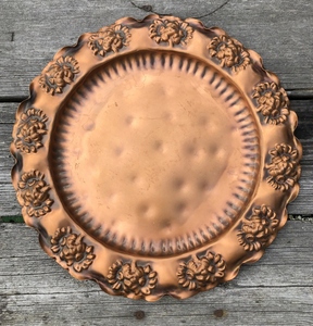Assiette de présentation florale en cuivre au design luxueux, décorative, en métal gaufré, finition antique, personnalisable. - Product Image 1
