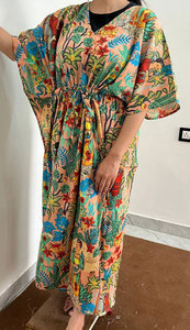Hermoso Vestido Kaftán de Algodón Estampado para Mujer con Tela Ligera, Diseño Artístico Vibrante y Corte Holgado que Cubre Todo el Cuerpo - Product Image 1
