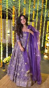 Conjunto de salwar kameez Anarkali largo, listo para enviar, estilo punjabi, de tela de seda pura color lavanda, con detalles bordados. - Product Image 3