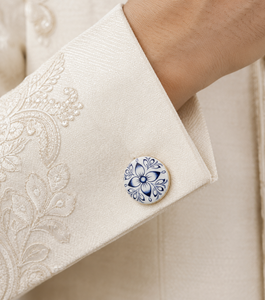 Boutons de manchette en laiton émaillé faits à la main, motif floral bleu et blanc de Delft, finition dorée, marque Mayrabygungun, pour homme, occasion mariage - Product Image 3