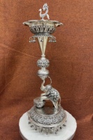 Nouvelle Arrivée - Support de Lampe Diya en Laiton Plaqué Argent Écologique Moderne avec Figurine d'Éléphant pour Décoration Intérieure - Support de Diya pour Pooja