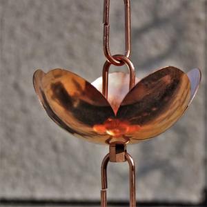 Chaîne de pluie en cuivre très demandée, la lumière du soleil capte la surface de la chaîne, la faisant scintiller brillamment après la pluie. - Product Image 5