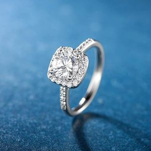 Bague de fiançailles en moissanite, taille brillant rond, halo, argent 925, classique, cadeau pour femme pour la Saint-Valentin - Product Image 1