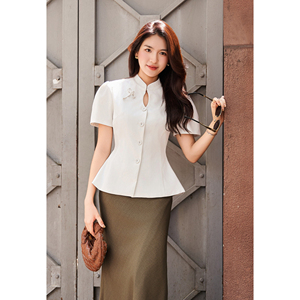 Blusa Elegante Blanca para Mujer con Cuello Mandarín y Abertura en el Escote, Estilo Peplum, para Oficina o Casual, Diseño Personalizado ODM OEM DORIS - Product Image 1