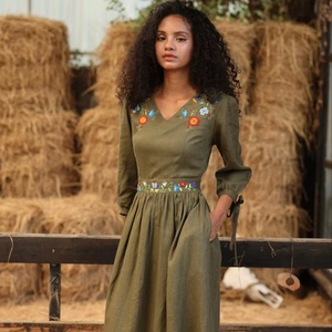 Vestido midi bohemio chic verde oliva de lino bordado con mangas tres cuartos, cuello en V floral, corte en A, estilo cottage core para mujer - Product Image 1