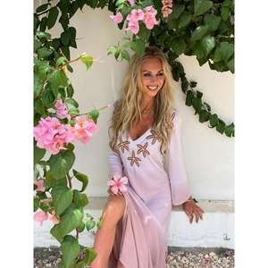 Robe longue bohème pour femmes, col en V, brodée, manches longues, robe de plage décontractée d'été, rose - Product Image 2