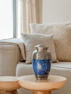 Urne funéraire en métal bleu cobalt, très demandée, avec embellissement botanique argenté complexe, finition polie et artisanat raffiné - Product Image 2