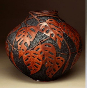 Urna metálica moderna con patrón de piedra púrpura y bordes intrincados de hojas plateadas. Exclusivo, disponible a precios de mayorista. - Product Image 4