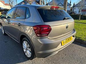 Buena Oferta, Pollo 1.0 TSI, 6 Velocidades, Manual, Hatchback, Plateado Metálico, 5 Puertas - Product Image 2