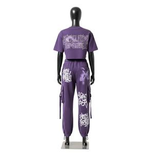 Conjunto de Pantalones Cargo y Top Corto de Felpa de Algodón Premium de 240 GSM para Mujer, Estampado Morado, Logotipo Personalizado, Ropa Urbana - Product Image 2