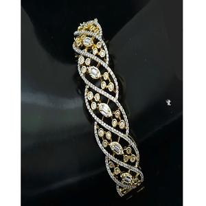 กำไลข้อมือดีไซน์เนอร์สีทองขาวคุณภาพพรีเมียม สวยหรู เปิดได้ เหมาะสำหรับงานแต่งงาน งานหมั้น และงานเลี้ยงสำหรับผู้หญิง - Product Image 2