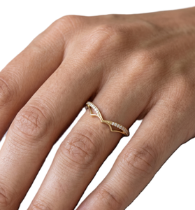 Bague de promesse minimaliste en or massif 14 carats avec moissanite taille ronde et diamants courbés, double rangée pavée, contour chevron - Product Image 6