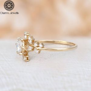 Bague de fiançailles classique pour femme en argent plaqué or 18 carats avec moissanite taille coussin et sertissage à griffes - Product Image 6
