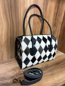 Bolso tote hecho a mano con parches de cuero genuino de vaca con pelo. |   Bolso de hombro estilo western para mujer con correa desmontable - Product Image 3