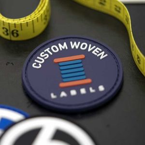 Badges en caoutchouc PVC moulés en 3D personnalisés |   Écussons thermocollants OEM pour chapeaux en toile et vêtements industriels – Échantillons de haute qualité - Product Image 2