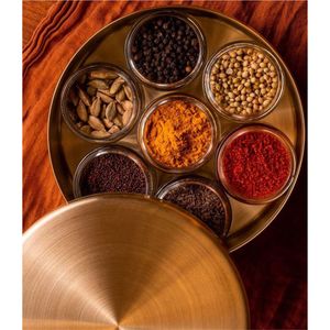 Boîte à épices décorative en métal doré avec couvercle gravé, 7 compartiments, conteneur Masala Dani, vente en gros d'articles de cuisine indiens, vaisselle - Product Image 3