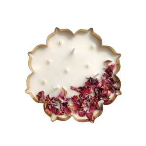 Bougie artisanale en laiton en forme de fleur avec pétales de rose séchés et perles, 2 mèches, cire de soja - Product Image 1