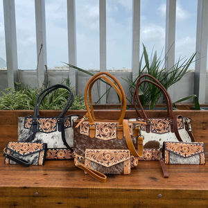 Vente en gros 2025 de luxe 2 pièces en cuir de vachette véritable usiné sac fourre-tout et portefeuille avec bracelet ensemble combo de créateur tendance pour les femmes - Product Image 4