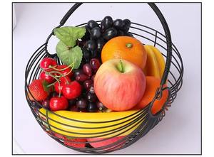 Cesta de frutas metálica que aporta un aspecto de diseño profesional a las encimeras. El brillo metálico contrasta bellamente con los colores vibrantes de las frutas. - Product Image 2