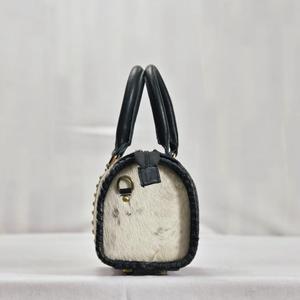 Sac à main de luxe en cuir de vachette avec panneau floral gaufré, fermeture éclair, poignée supérieure, design en cuir durable - Product Image 3