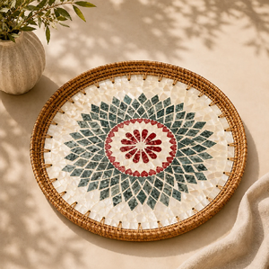 Plateau rond en rotin tressé avec un motif de feuilles roses et une base en mosaïque de nacre, disponible à prix de gros. - Product Image 4