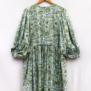 Belle robe en coton à motifs floraux, imprimée à la main, pour un usage décontracté. - Product Image 3