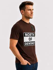 T-shirt à manches courtes marron pour homme North Of Dewdney, coupe classique, col rond, imprimé décontracté, jersey en coton, logo sur le devant - Product Image 3