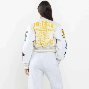 Blouson universitaire court texturé en crème ivoire, doublure polaire épaisse, avec patchs lettres brodés sur toute la surface - Product Image 2