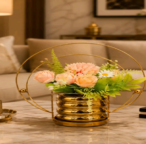 Impresionante par de jarrones de metal dorado cepillado con un fino acabado texturizado horizontal para una habitación elegante, a precio de mayorista. - Product Image 5
