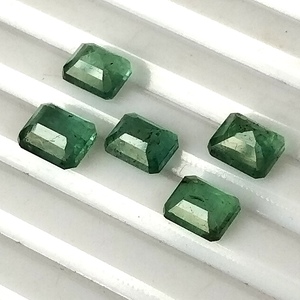 Lot de 5 pierres précieuses naturelles d'émeraude verte du Zambie, 4,20 carats, taille émeraude calibrée 6x5 mm, facettées, translucides, pierres brutes - Product Image 5