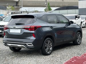 เกียร์อัตโนมัติ สีเทา ปี 2022 เซลโทส รถ SUV ขนาดกะทัดรัด มือสอง เครื่องยนต์ดีเซล พร้อมเซ็นเซอร์จอดรถ 5 ที่นั่ง พวงมาลัยซ้าย รถมือสองจากเกาหลี รถมือสอง ระบบเตือนจุดอับสายตา (BSD) - Product Image 2