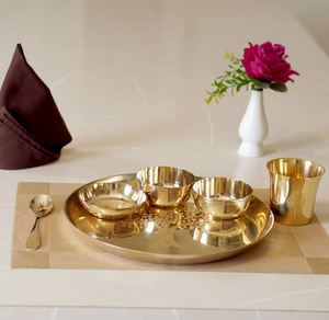Ensemble de thali en bronze Kansa gravé avec un motif d'arbre, comprenant une assiette, trois bols, un gobelet et une cuillère, disponible à prix de gros. - Product Image 4