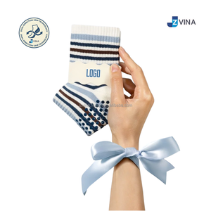 Chaussettes antidérapantes JZVINA pour femmes, rayées, avec logo personnalisé, en tricot doux, avec points en silicone, pour yoga, pilates, barre, studio, entraînement décontracté - Product Image 1