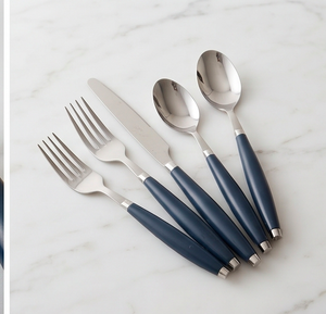 Juego de cubiertos modernos de acero inoxidable con mangos de plástico azul marino, aptos para lavavajillas, para catering y comedor. - Product Image 1