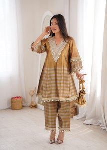 Hermosa Blusa de Georgette Sintética Bordada a Color, Atractiva para Fiestas, con Pantalones Plazzo, Corte Regular y Hecha con Tela de Alta Calidad - Product Image 4