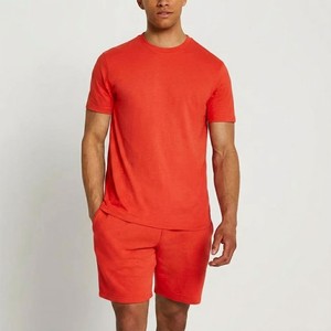 Conjunto de verano para hombre, elegante y nuevo, color rojo coral, camiseta de algodón premium con cuello redondo y pantalones cortos de corte relajado. - Product Image 1