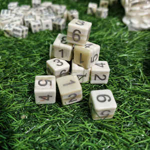 Dados de Hueso de Búfalo Blanco Premium, Dados de 6 Caras Hechos a Mano para Juegos de Mesa a Precio Económico - Product Image 2