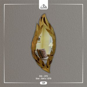 Ce miroir mural élégant présente un cadre symétrique en forme de pétales avec une finition en feuille d'or, parfait pour la chambre à coucher ou l'entrée. - Product Image 1